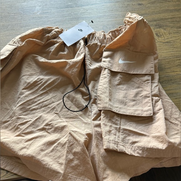 SHORTS NIKE SPORTSWEAR ESSENTIAL WOMEN'S WOVEN HIGH-RISE SHORTS - Picture 5 of 12